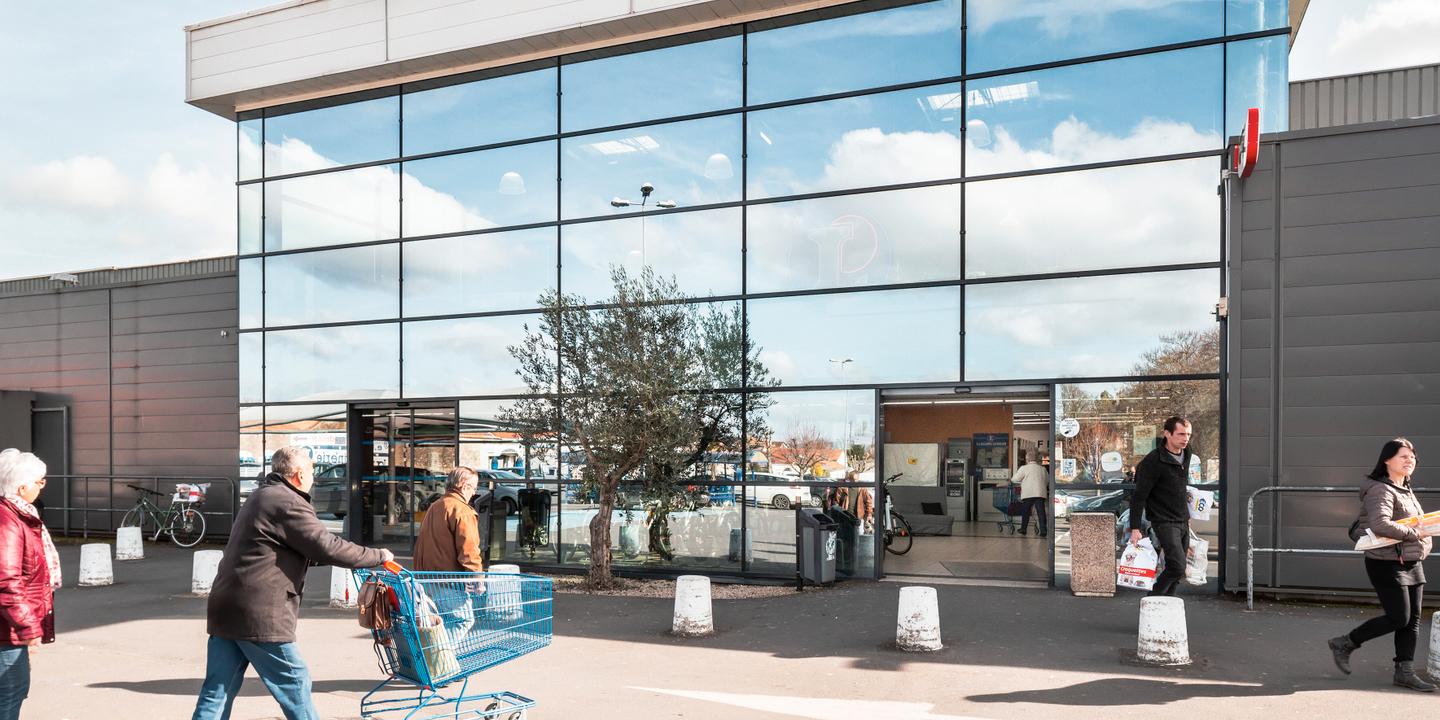 A Loudun Dans La Vienne L Hypermarche Est Le Centre De La Ville