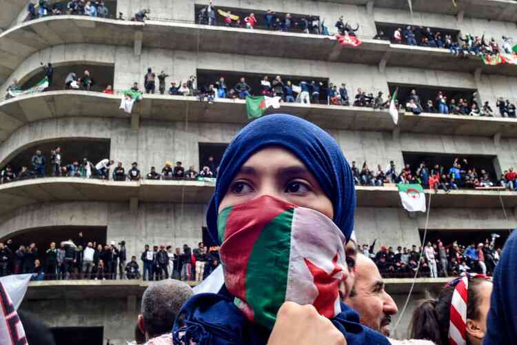 A Alger, la mobilisation a été très largement supérieure à celles des deux précédents vendredis, avec la présence de nombreuses femmes dans le cortège.