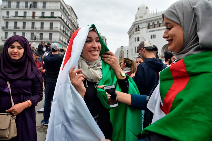 RÃ©sultat de recherche d'images pour "femmes algÃ©riennes manifestations"