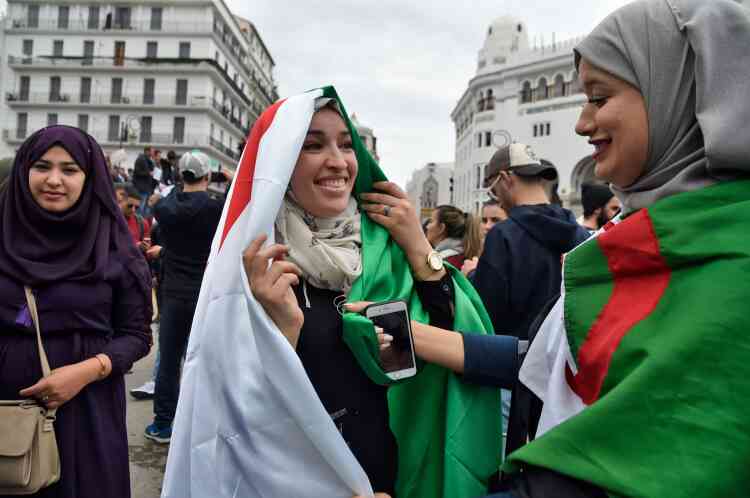 « Ce vendredi 8 mars 2019 doit être un jour de fête, mettez vos plus beaux habits, soyez beaux pour l’Algérie, qu’elle soit fière de ses enfants », demandait une internaute sur son compte Facebook.