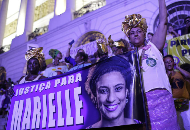 Des Brésiliennes tiennent une banderole sur laquelle on peut lire « Justice pour Marielle », en référence à la conseillère municipale assassinée Marielle Franco, lors d’une marche à l’occasion de la Journée internationale des droits des femmes à Rio de Janeiro, (Brésil), le 8 mars 2019.