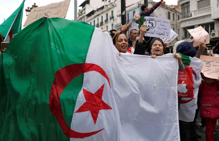 Défiant les mises en garde sur les risques de « chaos » lancées la veille par le chef de l’Etat, la foule a défilé en arborant le drapeau algérien.