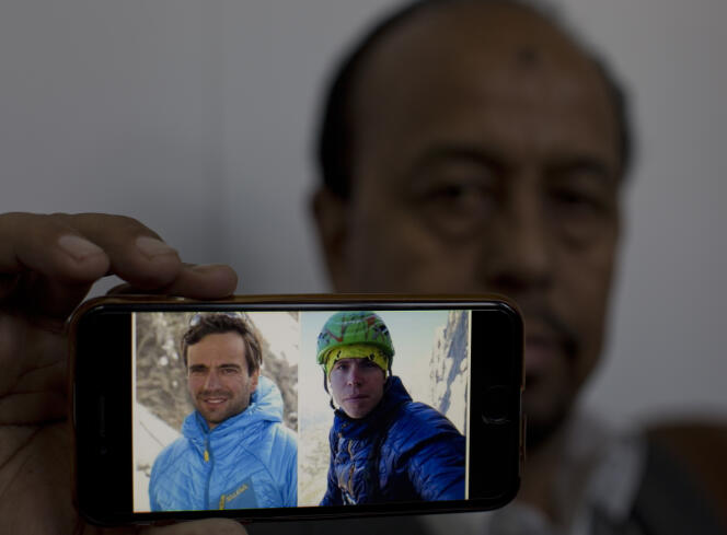 Karrar Haidri, le secrétaire du club d’alpinisme du Pakistan, montre les photos de Tom Ballard et Daniele Nardi, le 4 mars 2019.