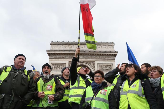 Des manifestants sur les Champs-Elysées, à Paris, le 9 mars.