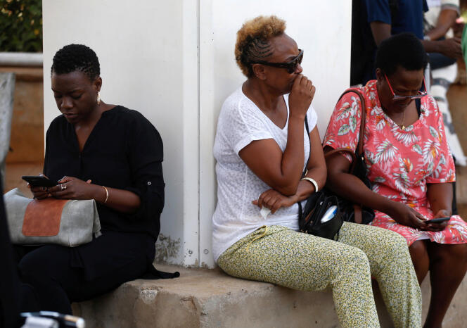 Les familles des passagers attendent des informations sur le crash de l’avion, à l’aéroport de Nairobi, dimanche 10 mars.