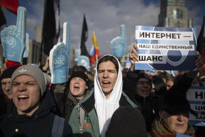Manifestation contre le projet de loi destiné à isoler l’Internet russe du reste du monde en cas de besoin, à Moscou, le 10 mars.