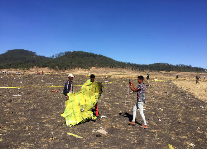 Des curieux prennent des photos des restes de l’appareil, le 10 mars près de Bishoftu, au sud-est d’Addis-Abeba (Ethiopie).