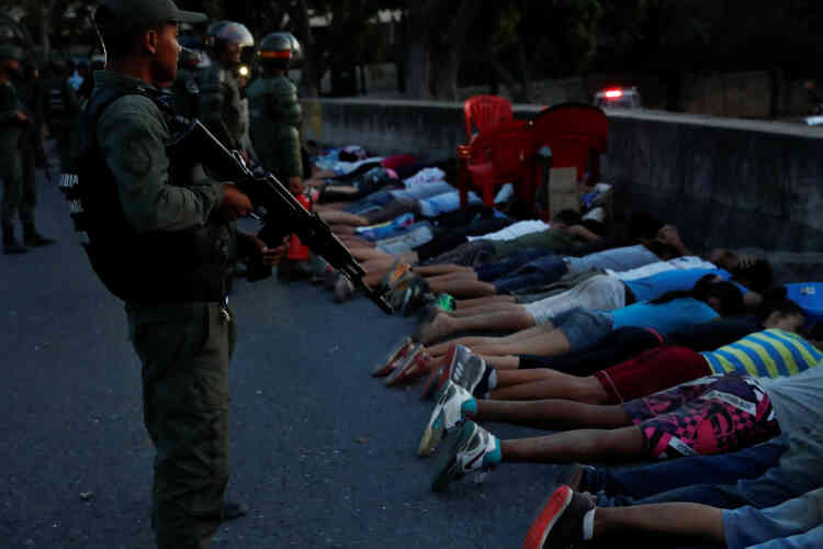 Les forces de police ont arrêté des dizaines de personnes qui tentaient de piller les commerces (ici à Caracas).