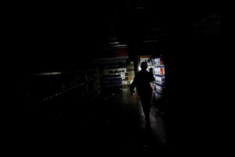 Les supermarchés, comme celui-ci à Caracas, sont eux aussi plongés dans le noir.