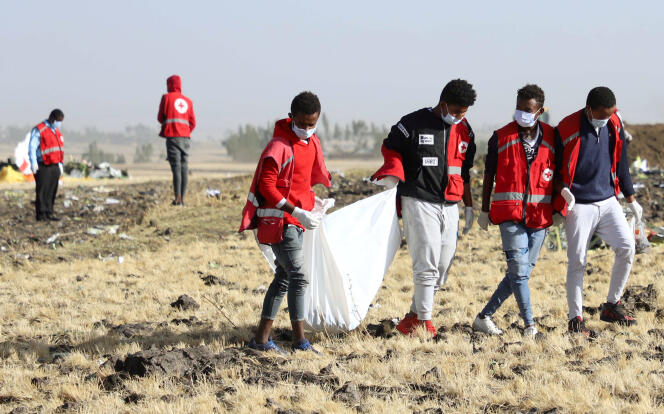 Une équipe de sauvetage ramasse les restes de passagers morts dans le crash du Boeing de la compagnie Ethiopian Airlines, à l’est d’Addis-Abeba, le 10 mars 2019.