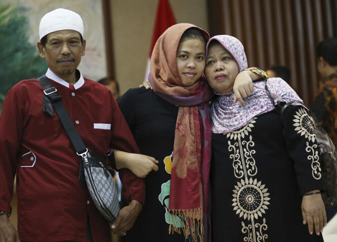 L’Indonésienne Siti Aisyah avec ses parents, le 11 mars 2019, lors de la conférence de presse, à Djakarta.