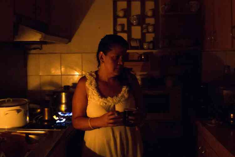 Yadira Delgado habite Caracas. Elle boit son café éclairée à la bougie depuis jeudi.