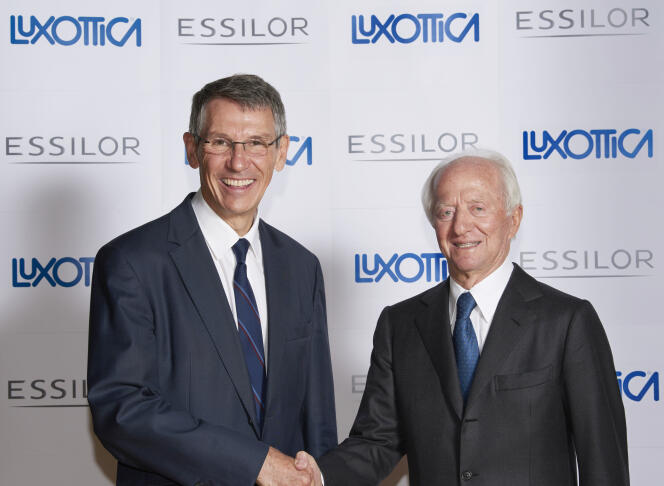 Les deux dirigeants d’EssilorLuxottica, le Français Hubert Sagnières (à gauche) et l’Italien Leonardo Del Vecchio, à Paris, le 16 janvier 2017.