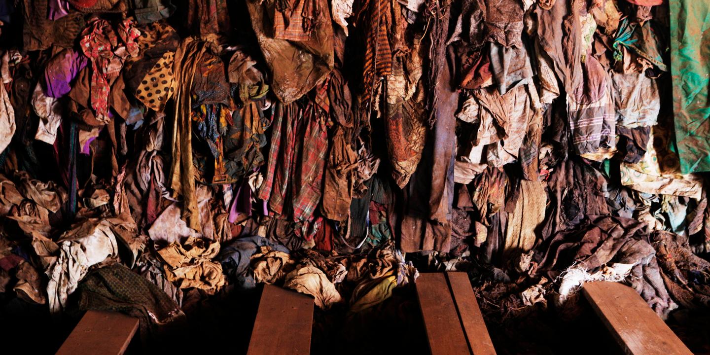 FINBARR O'REILLY / REUTERS la ropa ensangrentada y cubierta de polvo de víctimas ruandesas cuelgan de una pared en un memorial del genocidio en el interior de la iglesia de Ntarama a las afueras de la capital, Kigali, 6 de agosto de 2010. Unas 5.000 personas, la mayoría mujeres y niños, refugio de mucha demanda cerca de la iglesia en abril de 1994 , el objetivo fueron asesinados por extremistas hutus que utilizaron granadas, machetes y palos para matar a sus víctimas. los votantes de Ruanda acudan a las urnas el lunes para la segunda elección presidencial desde el genocidio de hace 16 años. REUTERS / Finbarr O'Reilly (Ruanda - Tags: elecciones de la política de conflicto) - GM1E6861D0I01