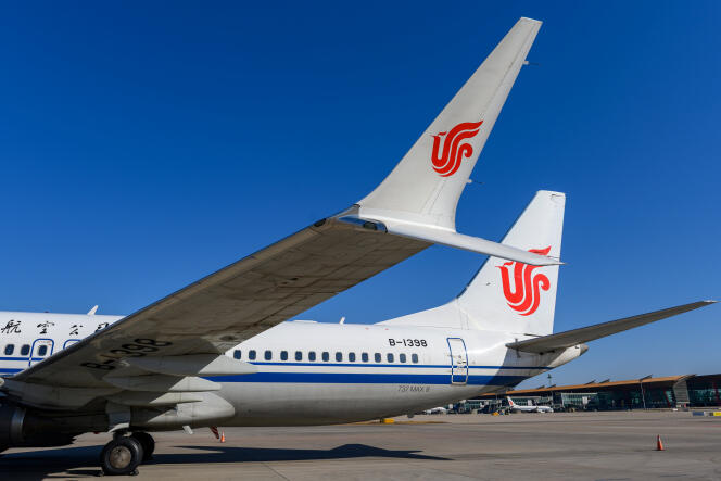 Un Boeing 737 MAX immobilisé au sol sur décision des autorités chinoises, à l’aéroport de Pékin, le 11 mars.