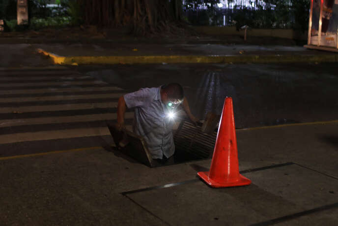 Un employé de Corpoelec, la société d’électricité d’Etat, vérifie un câble, à Caracas, le 11 mars.