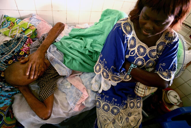 Un patient souffrant de diabète accompagné par sa sœur dans un hôpital de Kinshasa, en République démocratique du Congo, en octobre 2006.