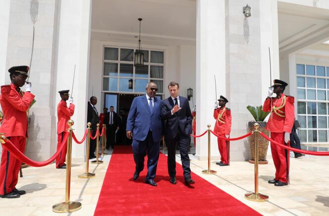 Le président Macron avec son homologue djiboutien, Ismail Omar Guelleh, devant le palais royal de Djibouti, mardi 12 mars.