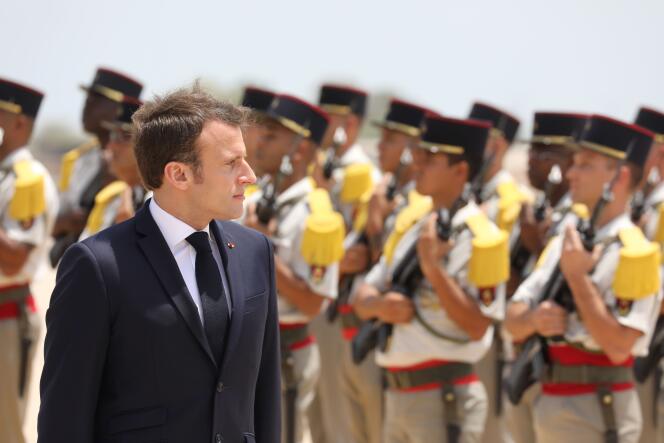 Emmanuel Macron passe les troupes françaises en revue, à la base française de Djibouti, mardi 12 mars.