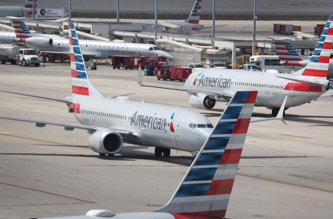 Des 737 MAX d’American Airlines, à Miami, mardi 12 mars.