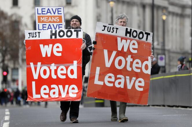 Des manifestants pro-Brexit, devant le Parlement, à Londres, mercredi 13 mars.