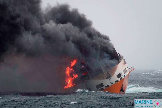 Le navire italien « Grande America » a sombré mardi 12 mars, après qu’un incendie s’est déclaré à bord.