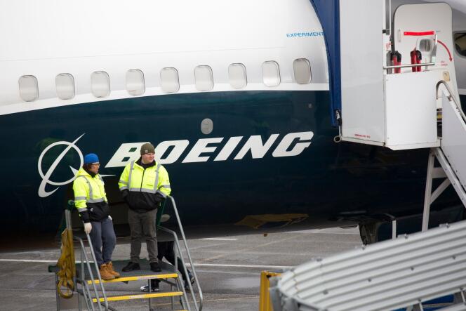 Des employés de l’usine Boeing à Renton, aux Etats-Unis, le 12 mars près d’un 737 MAX 9.