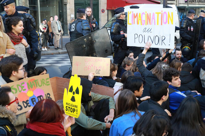 Manifestation pour le climat de lycéens et d’étudiants devant le ministère de l’écologie, à Paris, le 15 février 2019.