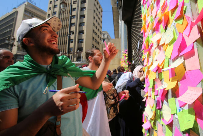 Des manifestants inscrivent des messages sur des Post-it à Alger, le 12 mars 2019.
