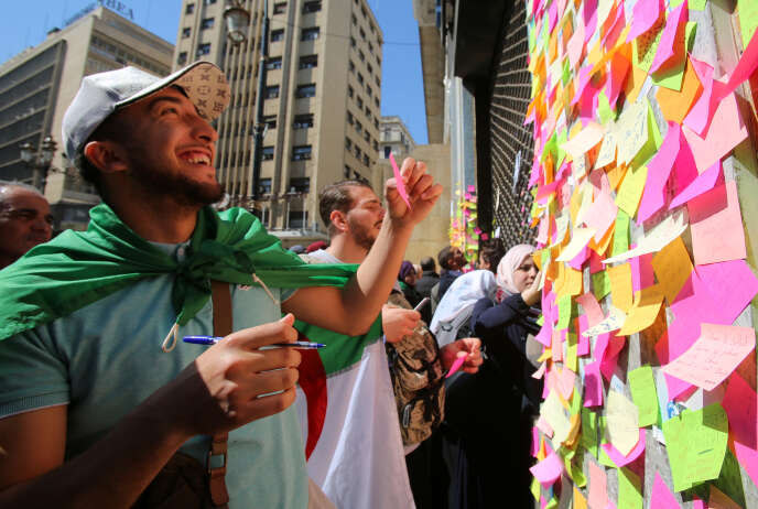 Des manifestants inscrivent des messages sur des Post-it Ã  Alger, le 12Â mars 2019.