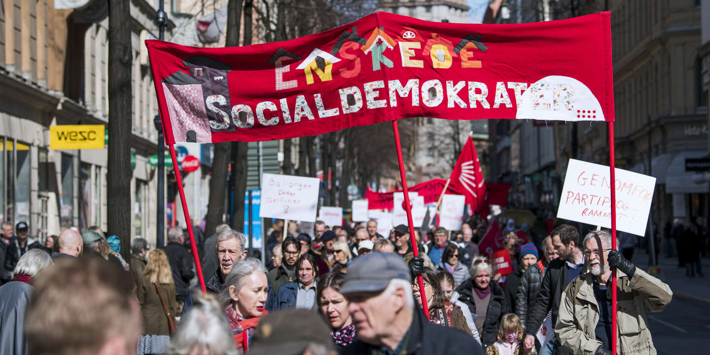 Los manifestantes participan en una manifestación del 1 de mayo (Día del Trabajo) de los socialdemócratas en Suecia, en Estocolmo, el 1 de mayo de 2018. (Foto de Jonathan NACKSTRAND / AFP)