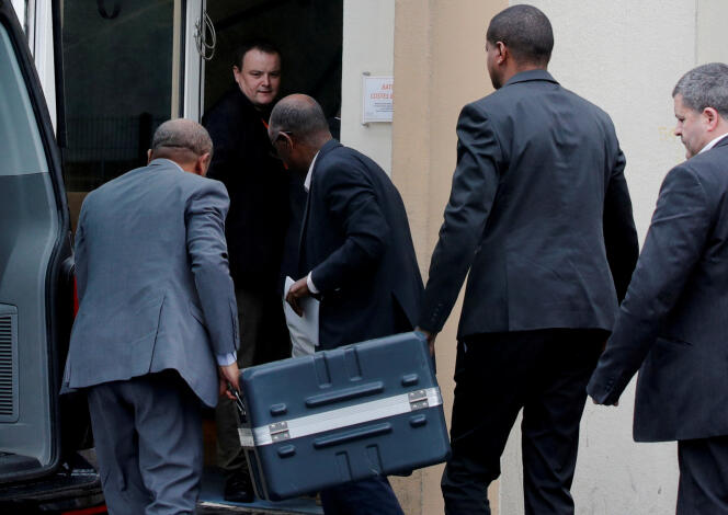 Les boîtes noires du vol Ethiopian Airlines, à leur arrivée au Bureau d’enquêtes et d’analyses, au nord de Paris, le 14 mars.