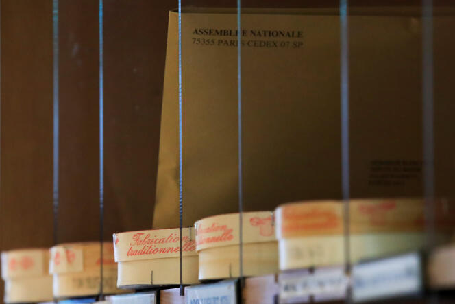 Des boîtes de camembert AOP au lait cru dans les boîtes aux lettres des députés de l’Assemblée nationale, le 13 mars.