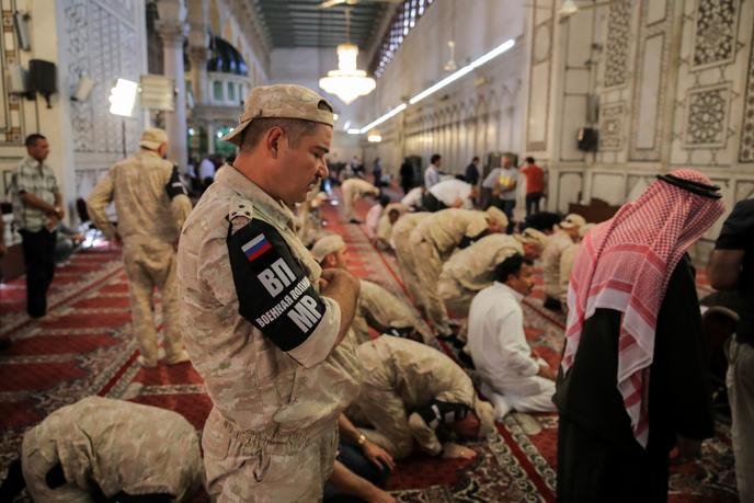 Soldats russes en prière dans une mosquée de Damas, le 14 septembre 2018.