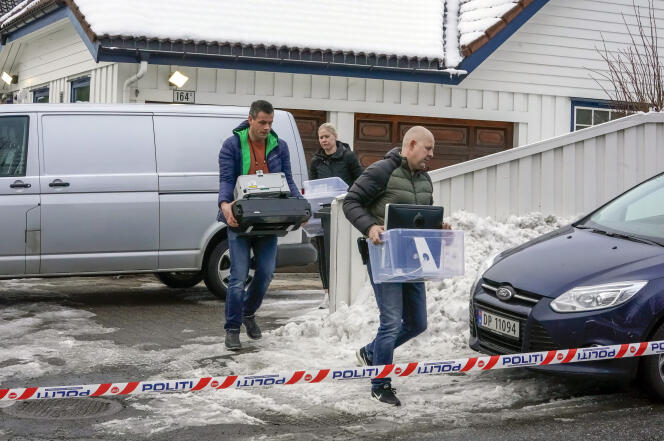 Des enquêteurs emportent du matériel provenant de la maison du ministre norvégien de la justice, Tor Mikkel Wara, à Oslo, le 14 mars.