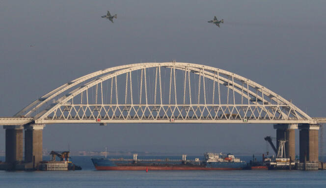 Des avions de guerre russes survolent le pont du détroit de Kertch, le 25 novembre 2018.