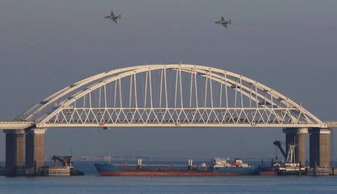 le pont de crimee symbole de lannexion de la peninsule ukrainienne