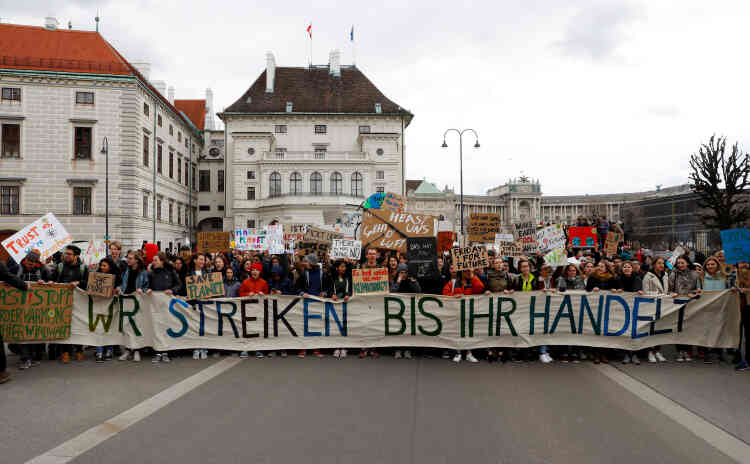 Des manifestants à Vienne, en Autriche : « Nous serons en grève jusqu’à ce que vous agissiez. »