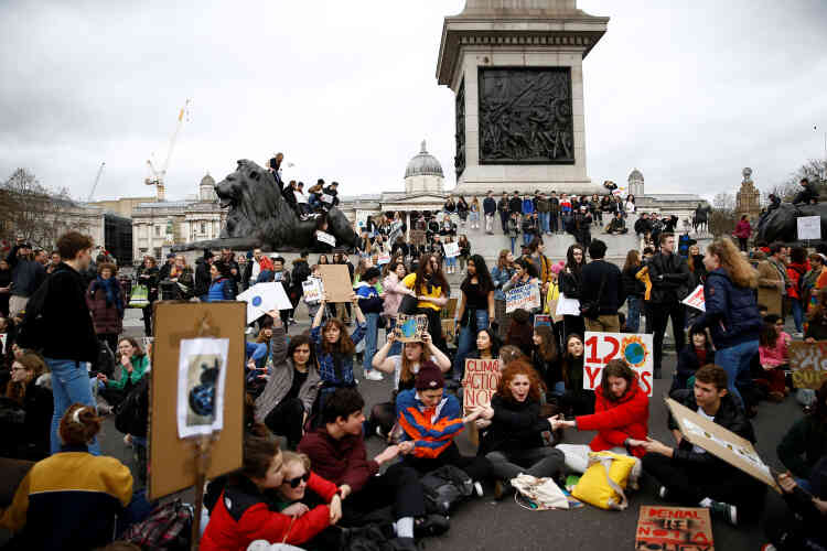 Des jeunes bloquent la circulation à Trafalgar Square, à Londres.