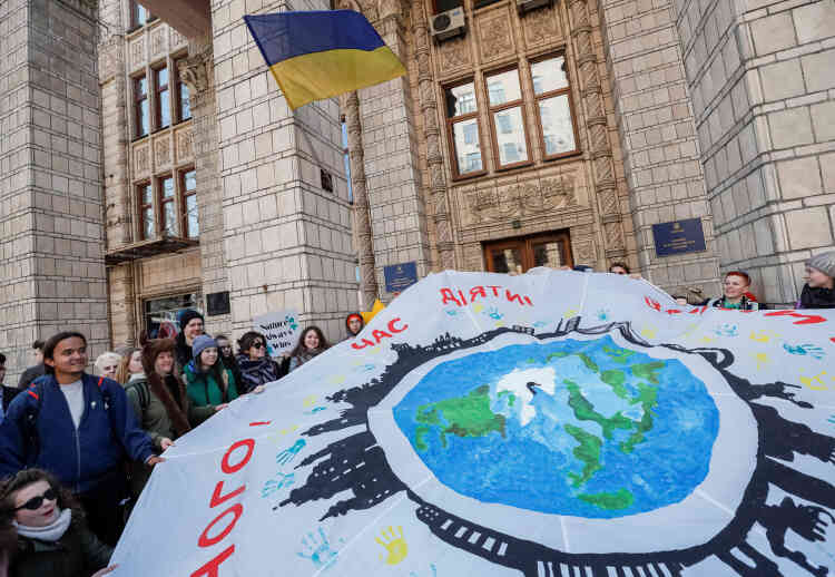Des étudiants manifestent devant le ministère de l’énergie à Kiev, en Ukraine.