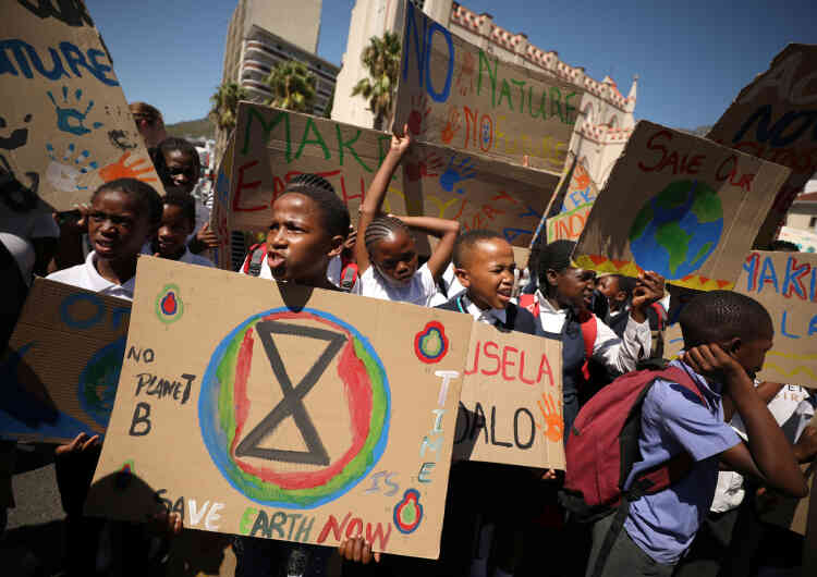 Des écoliers participent à la manifestation au Cap, en Afrique du Sud, le 15 mars.