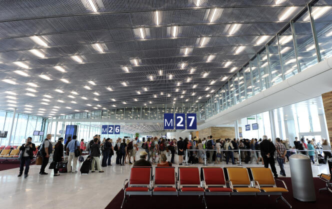 Des passagers attendent au Terminal 2E de l’aéroport Roissy-Charles-de-Gaulle (Roissy-en-France), le 21 juin 2012.
