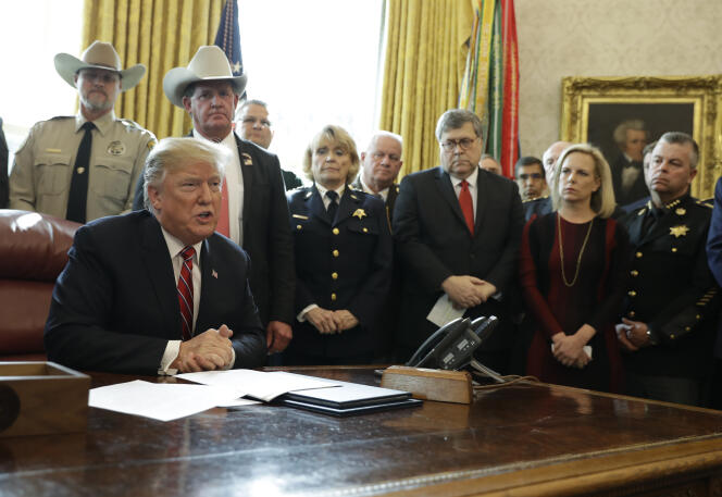 Le président américain, Donald Trump, au moment de la signature du veto, le 15 mars à la Maison Blanche.
