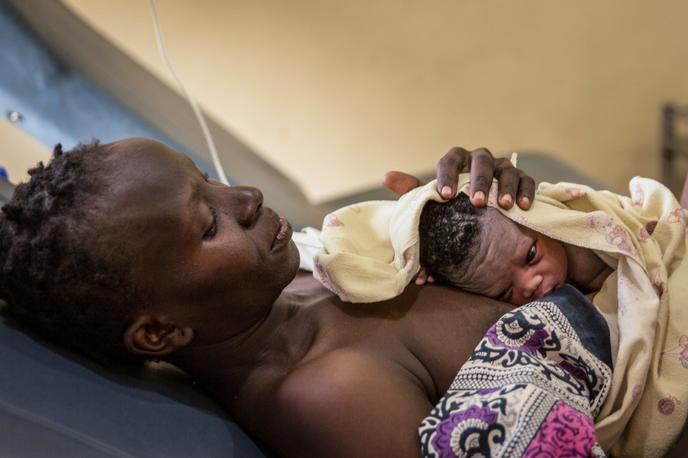 Eine Mutter mit ihrem Neugeborenen in einem Krankenhaus in Juba, Südsudan, 20 Februar 2018.