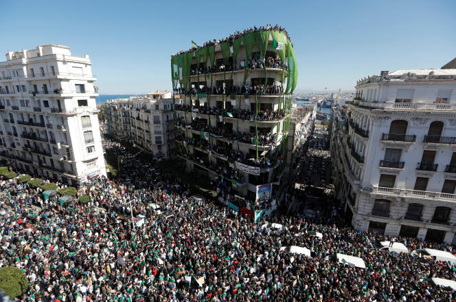 Manifestation dans le centre d’Alger, le 15 mars.