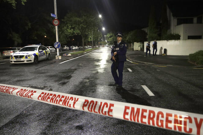Un policier patrouille près d’un cordon près d’une mosquée du centre de Christchurch, en Nouvelle-Zélande, le vendredi 15 mars.