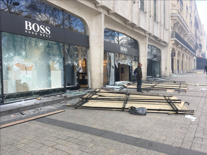 La boutique Hugo Boss, vandalisée.