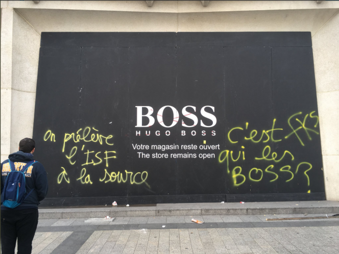 La boutique Hugo Boss des Champs-Elysées, avant d’être vandalisée, samedi 16 mars.