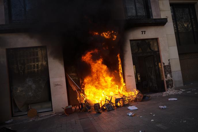Incendie au numéro 77 des Champs-Elysées, samedi 16 mars.