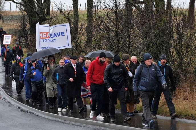 Los partidarios del Brexit marchan durante la primera etapa de su movilización en Sunderland el 16 de marzo de 2019